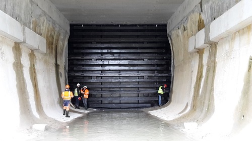 Essai de la fermeture amovible (batardeau) à l'extrémité amont du tunnel du canal d'amenée en novembre 2018
