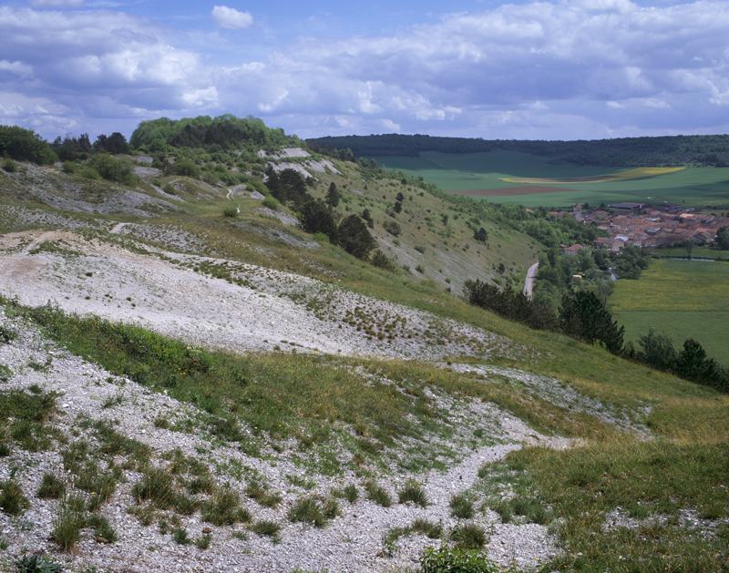 La Blanche côte dominant le village