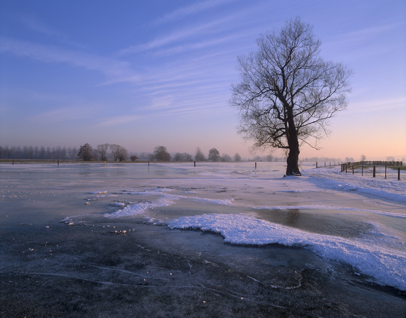 La vallée de la Meuse inondée et prise en glace