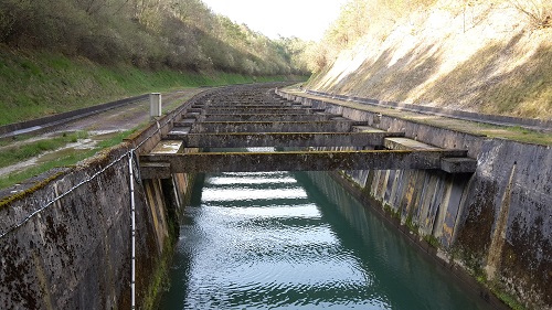 Tranchée bétonnée du canal d'amenée Seine avec butons avant les travaux Tranchée bétonnée du canal d'amenée Seine avec butons avant les travaux