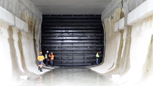Essai de la fermeture amovible (batardeau) à l'extrémité amont du tunnel du canal d'amenée en novembre 2018 Essai de la fermeture amovible (batardeau) à l'extrémité amont du tunnel du canal d'amenée en novembre 2018