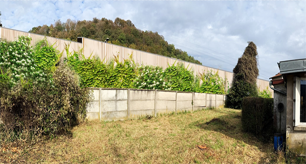 Vue avec insertion de l'écran phonique en béton de bois (côté riverains) 