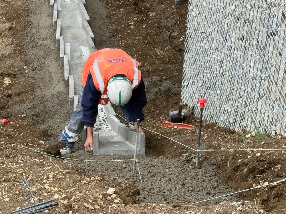 Réalisation de descente d'eau en écaille béton