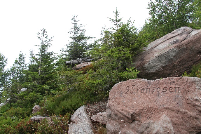 Vue sur une inscription en langue allemande, au Petit Donon