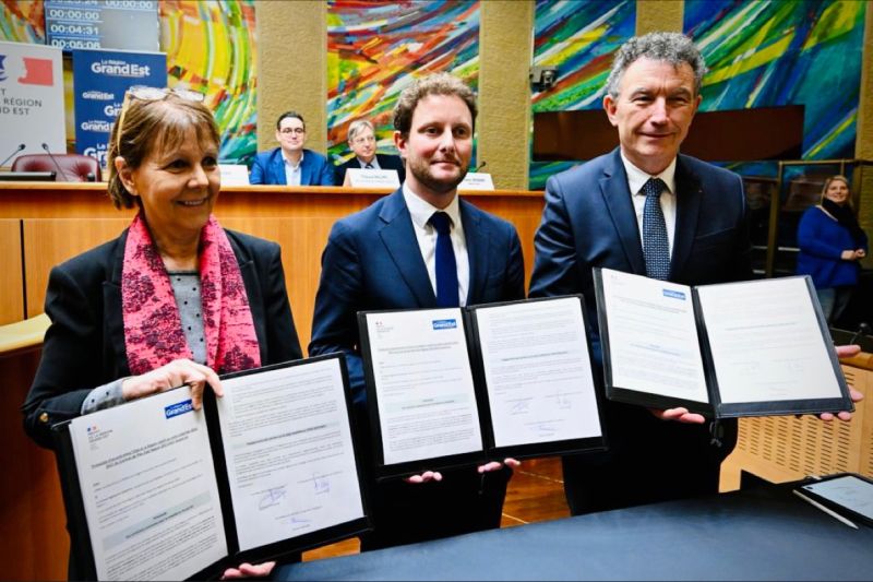 Signature par Mme Chevalier, préfète de région, M. Beaune, ministre des Transports et M. Leroy, président du Conseil régional du Grand Est