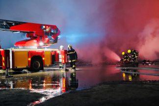 Pompiers arrêtant un feu de déchets à Rosheim.